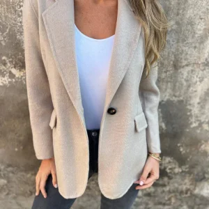 Kort blazer med knapp och kavajslag – vintertrend & pendlarstil