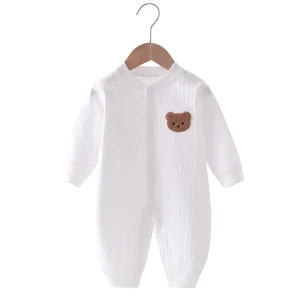Baby jumpsuit med björnbrodering - mjuk i bomull